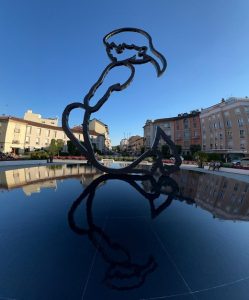 Alba fontaine et sculpture de Valerio Berruti_ fountain and sculpture by Valerio Berruti con riflesso